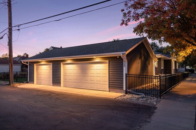 Oversize 3 car garage. - 924 Eleanor Ave