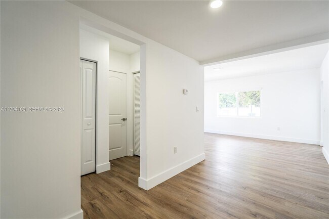 Building Photo - 1850 S Treasure Dr