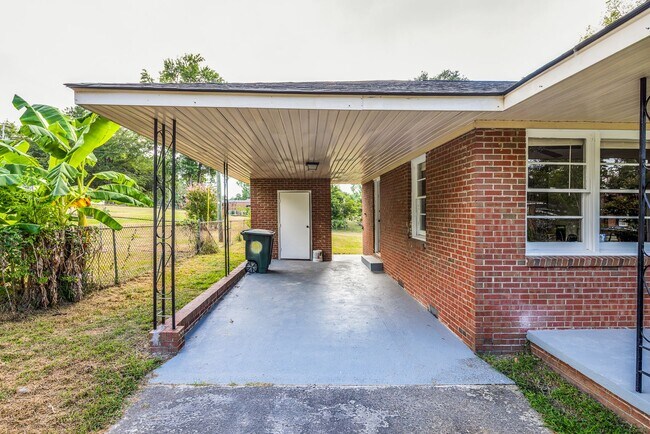 Building Photo - Charming 3-Bedroom Brick Home – Comfort, S...