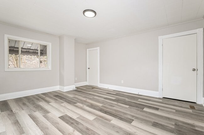 Building Photo - 1009 Woods Run Ave