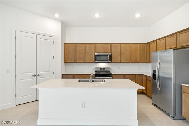 Building Photo - 25637 Shoreline Gaze Dr
