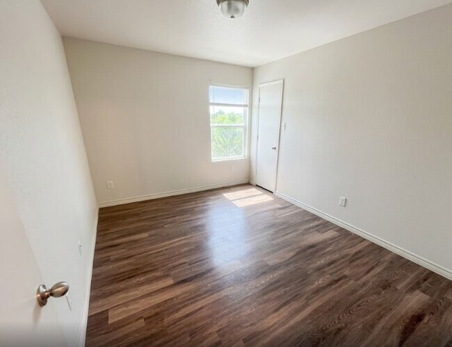 Building Photo - 815 Eastland Dr