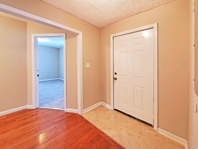 Building Photo - Beautifully Updated 4-Bedroom Home Near Mo...