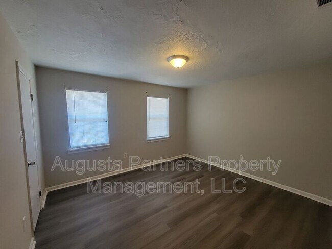 Building Photo - 3921 Miramar Dr Ext