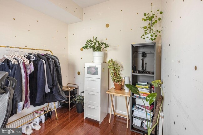 Building Photo - 1935 W George St