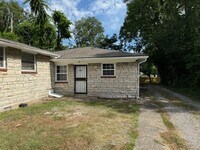 Building Photo - Newly Renovated Unit!