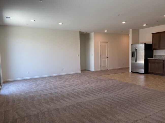 Building Photo - Large Clean Executive 4 Bedroom, 2.5 Bathroom, 2000 Sqft. Home for Lease