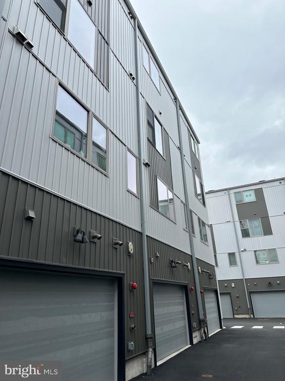 Building Photo - 3000 Birchview Walk