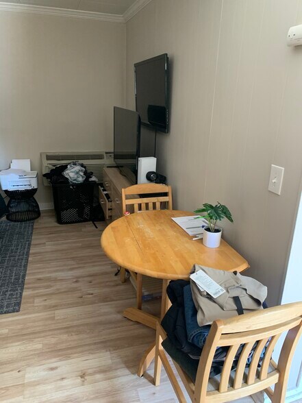 Building Photo - 1050 E 8th St