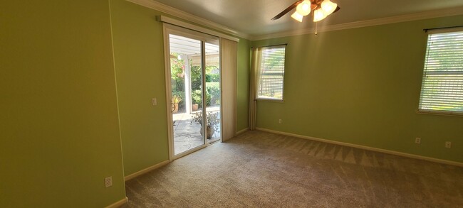 Building Photo - HALF OFF ONE MONTH RENT IF APPROVED AND MO...