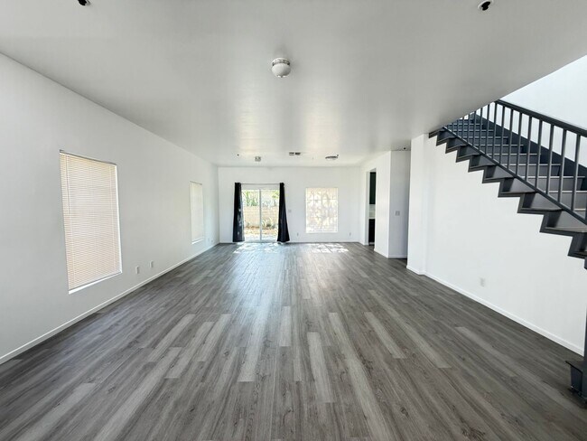 Building Photo - 607Ynez