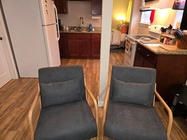 Building Photo - 1213 5th St