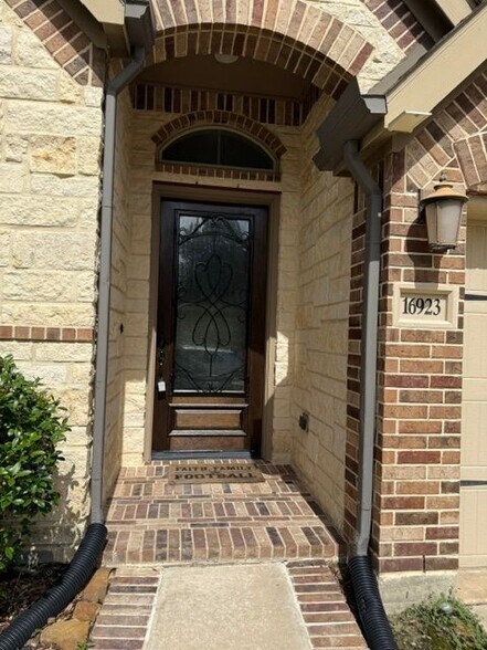Building Photo - 16923 Lumberton Dr