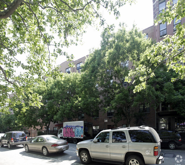 Building Photo - The Harriet and Jeanette Weinberg Residence