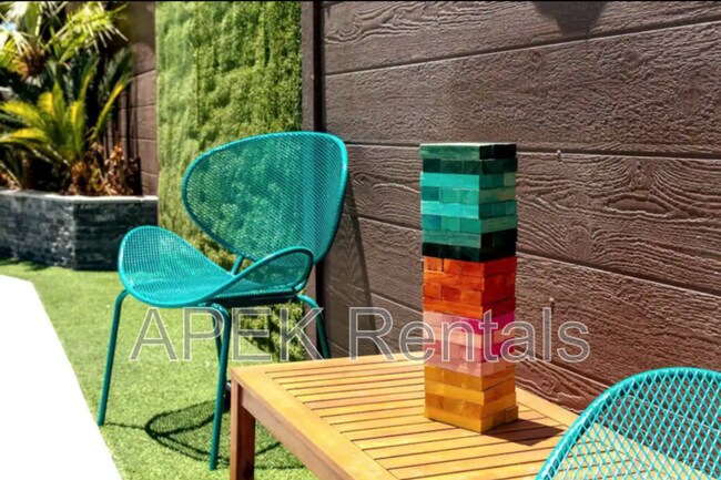 Building Photo - 547 N Sunrise Way