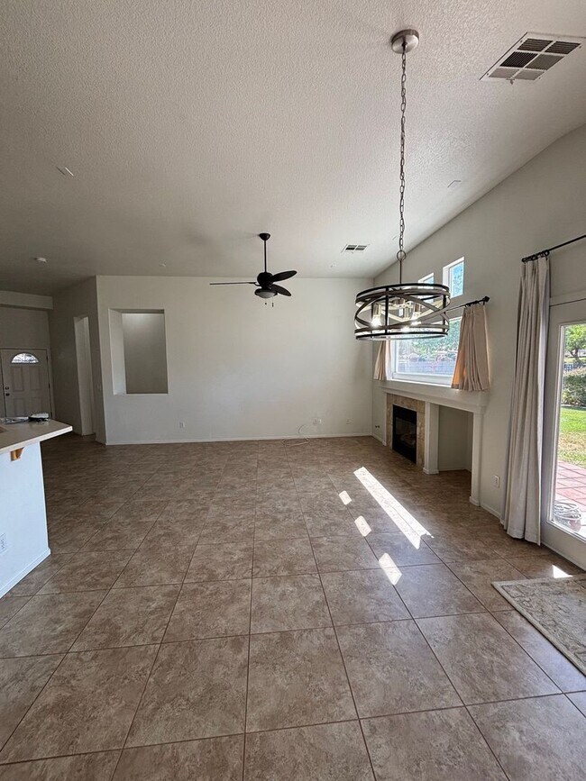 Building Photo - Seven Hills Single-Story 3 Bed 2 Bath Scenic Greenbelt Views