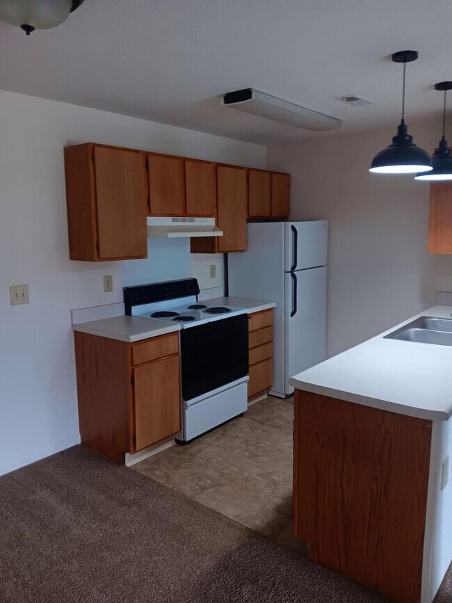 Building Photo - Beautiful 2-bedroom 2 bath apartment, UPSTAIRS WITH A LAKEVIEW.