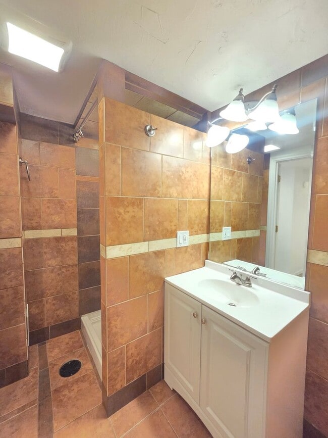 Building Photo - 5621 N Hemlock St