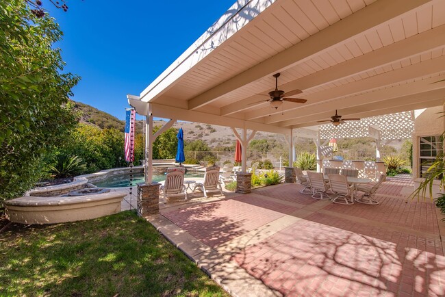 Building Photo - Luxury Living in this Stunning Pool Home!