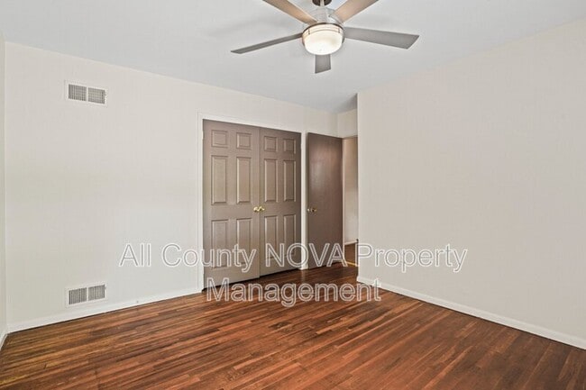 Building Photo - 6428 Earlham Dr