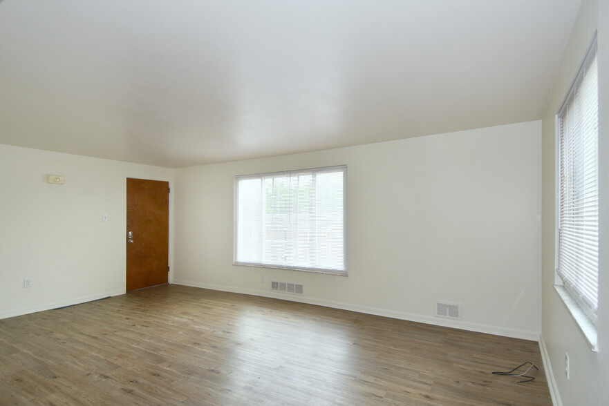 Spacious and bright living room. - 3156 Glendale Ave