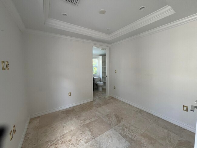 Building Photo - 252 Oleander Ave