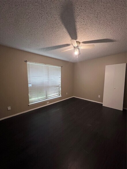 Building Photo - 734 Lariat Ln