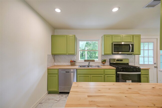 Building Photo - 1319 Elm St