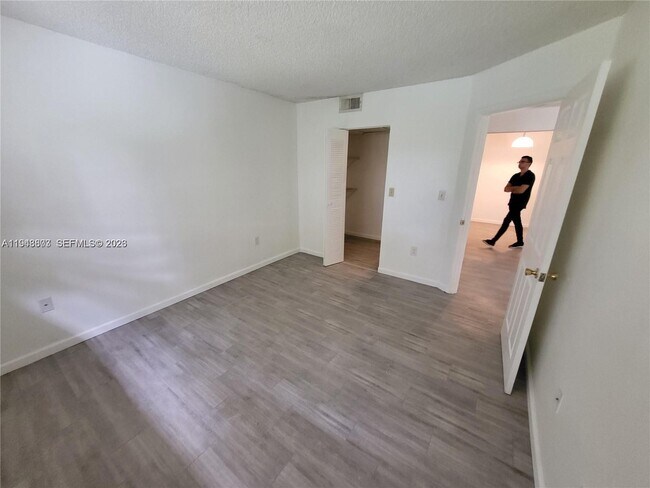 Building Photo - 400 Palm Cir W