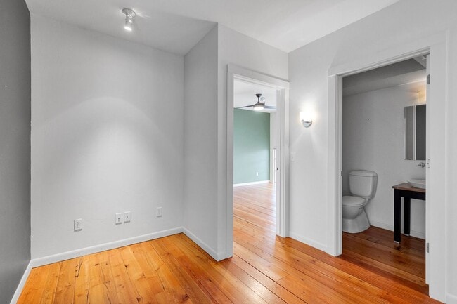 Building Photo - Modern 2 Bed / 2.5 Bath Condo with Office ...