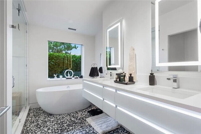 Building Photo - Leschi Waterfront Home