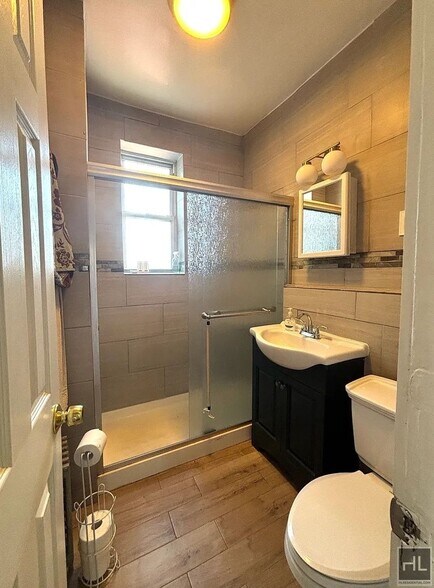 Building Photo - 3BR 1BA Top Floor Brick Townhouse w/ Commu...