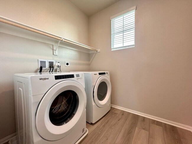 Building Photo - MOVE IN SPECIAL! $1000 off 1st month rent if you move in the month of January! Spacious 4 Bedroom...