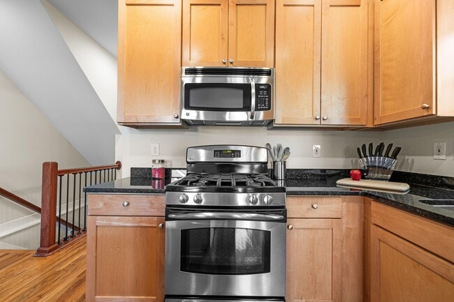 Building Photo - 975 N 6th St