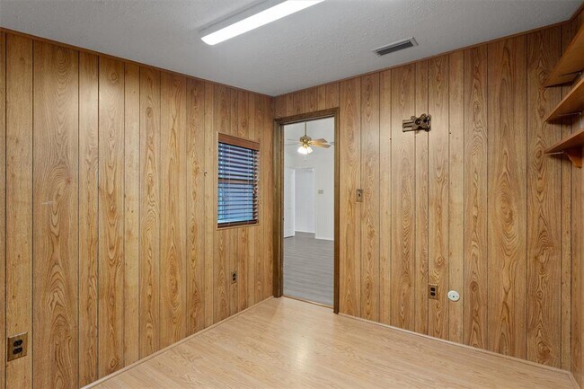 Building Photo - 701 Riverwood Dr