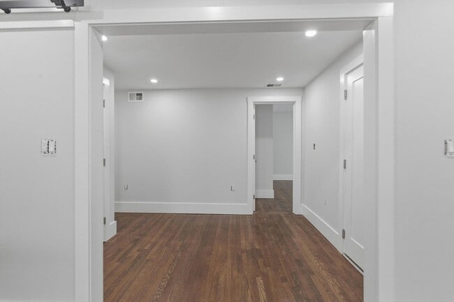 Building Photo - 18 Ronan St