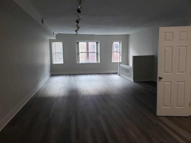 Building Photo - 311 E Main St