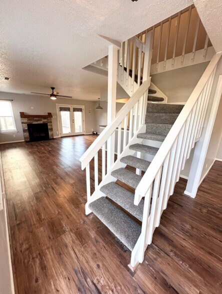 Building Photo - 713 Quesnel Dr
