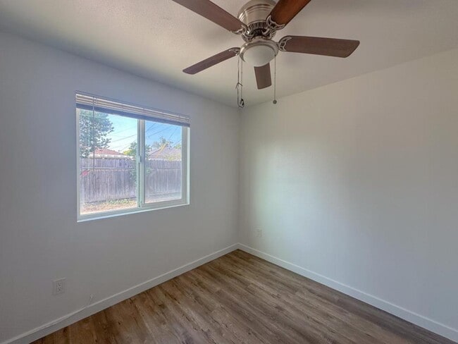 Building Photo - 1241 1/2 Saint Anne Pl