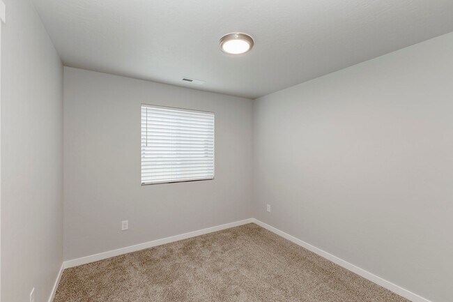 Building Photo - Charming Attached Townhome in Nampa at an Incredible Price!