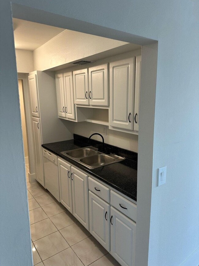 Building Photo - 1601 S Flagler Dr