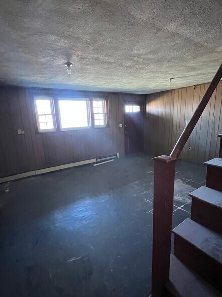 Building Photo - 42 Pond St