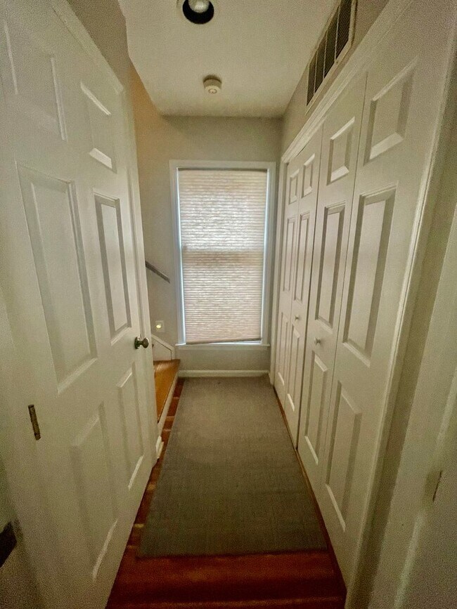 Building Photo - FULLY FURNISHED - PERFECT FOR THE COLLEGE ...