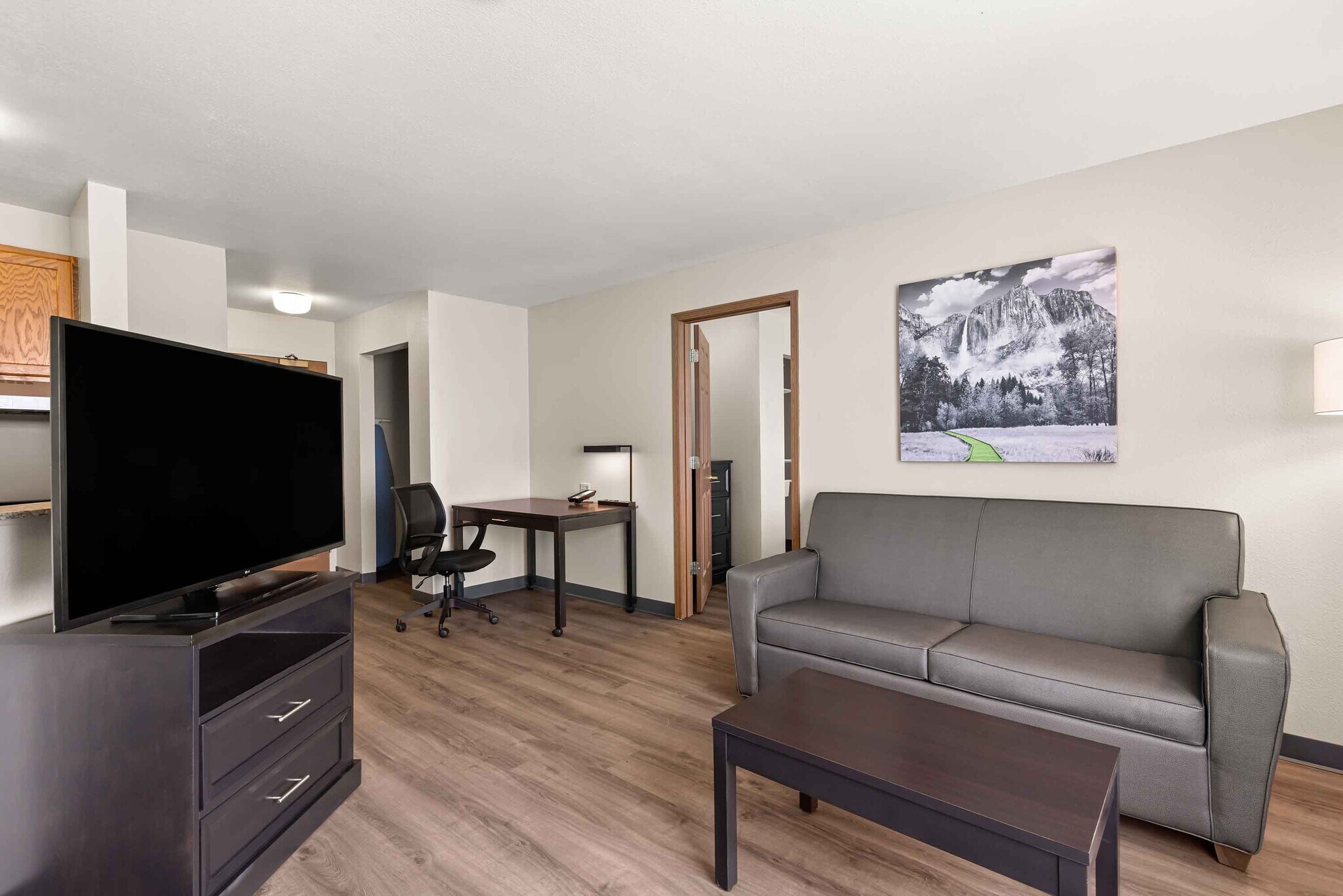 Building Photo - Furnished Studio-Fenton