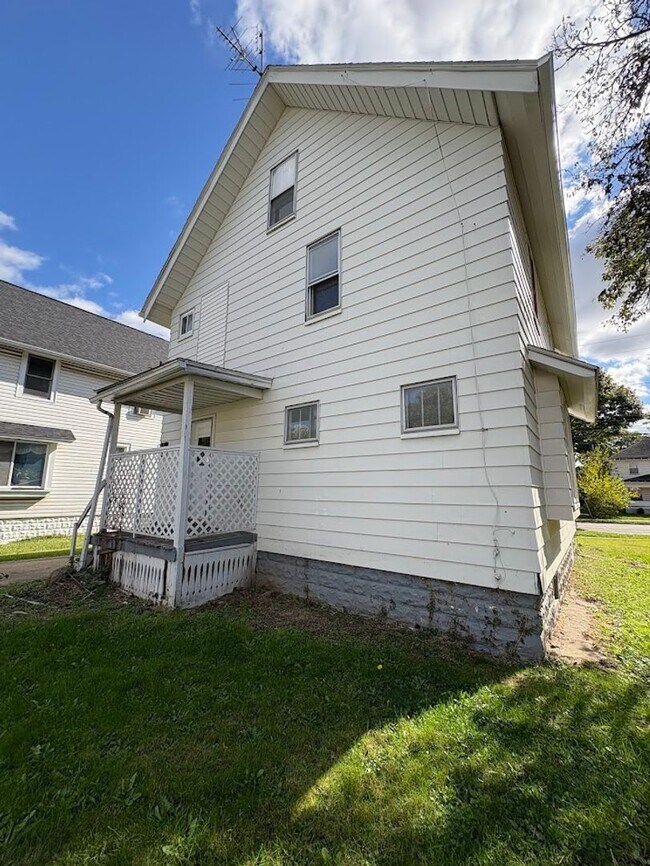 Building Photo - Four bedroom one bathroom home for rent