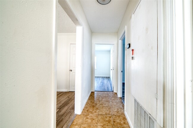 Building Photo - 303 Park St