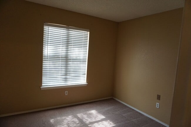 Building Photo - 1104 Homestead Dr