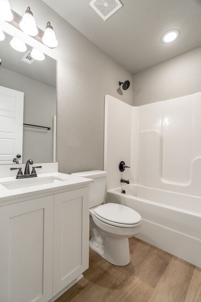 Building Photo - LIKE NEW 3-bedroom 2 bath Home in Bella Vista!!!