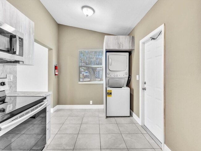 Building Photo - 525 NW 10th Ave