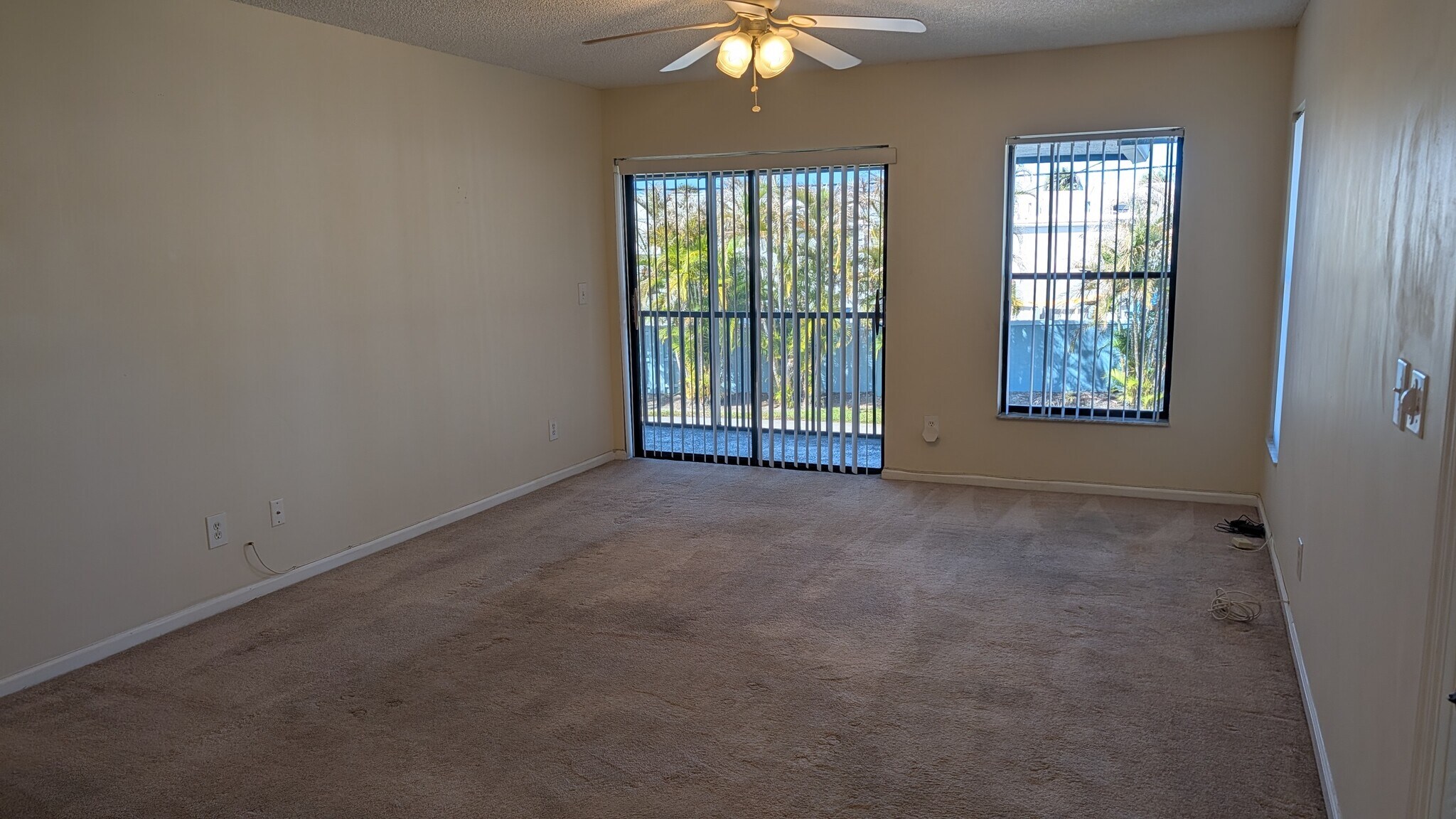 Living Room - 950 S Kanner Hwy